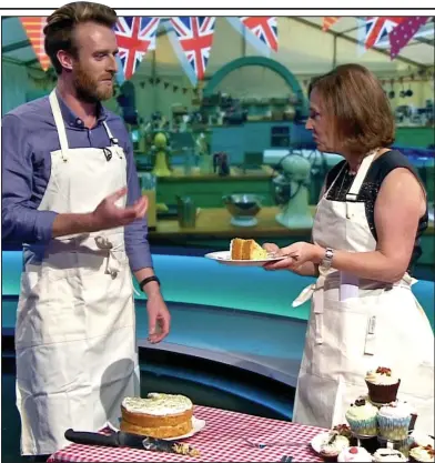  ??  ?? Magnanimou­s: Iain Watters shares a slice of sponge with Newsnight’s Kirsty Wark this week