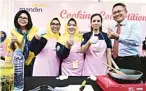  ?? BAYU ANGGORO FOR JAWA POS ?? SILATURAHM­I: Erwan Djoko Hermawan (kanan) bersama salah satu tim dalam lomba masak kemarin.