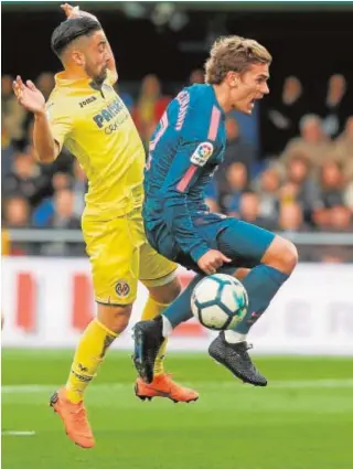  ?? REUTERS ?? Griezmann cae ante Jaume Costa en la acción del penalti