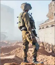  ?? ?? ENFANT TERRIBLE. Arriba, cuatro tomas de una sesión de fotos. Abajo, dos imágenes de la guerra en Medio Oriente: un soldado israelí observa los destrozos en Gaza; militantes palestinos.