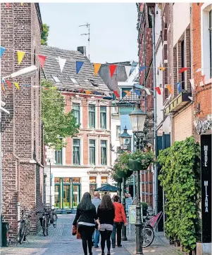  ?? ?? Es lohnt sich, die vielen bezaubernd­en Gässchen in der Altstadt von Venlo zu entdecken.