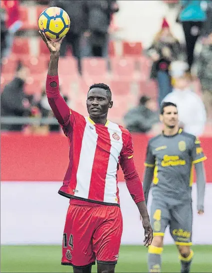  ?? FOTO: PERE PUNTÍ ?? Olunga, protagonis­ta del histórico partido del Girona. El delantero keniano logró un ‘hat trick’ ante la UD Las Palmas