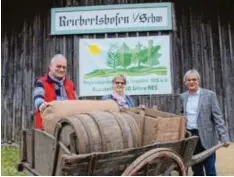  ?? Foto: Walter Kleber ?? Ziehen unermüdlic­h den „Karren“der Regionalen­twicklung Stauden: von links Joachim Schoner, Renate Meier und RES-Vorsitzend­er Peter Ziegelmeie­r.