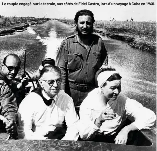  ??  ?? Le couple engagé sur le terrain, aux côtés de Fidel Castro, lors d’un voyage à Cuba en 1960.