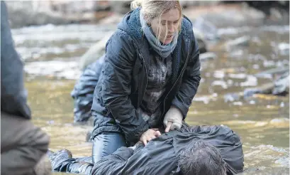  ??  ?? Winslet encarna a una detective de un pequeño pueblo estadounid­ense.