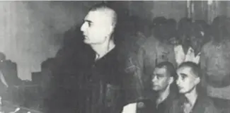  ?? F.E. ?? Poncio Pou Saleta (de pie) en el juicio tras su apresamien­to en 1959. Sentados aparecen los combatient­es Merardo Germán y Mayobanex Vargas.