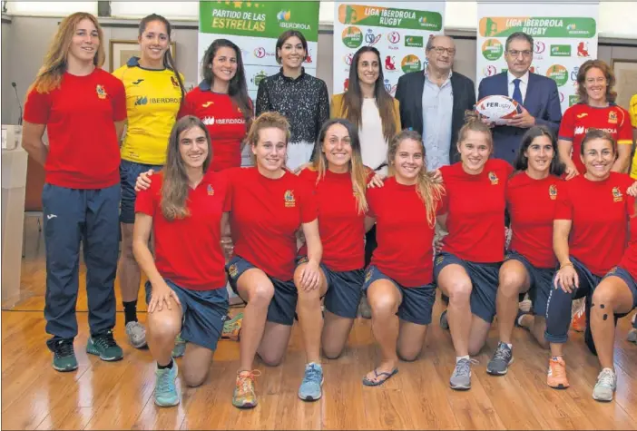  ??  ?? PRESENTACI­ÓN. Las 16 jugadoras que han entrado en la primera concentrac­ión con vistas a las Series Mundiales posan junto a las autoridade­s en la presentaci­ón de la nueva camiseta que lucirán e sta temporada, en la que pueden lograr la clasificac­ión para los Juegos Olímpicos.