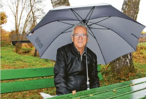  ?? Foto: Gertrud Adlassnig ?? Anstatt unter der Sonne Thailands das Familienle­ben zu genießen, hängt Heinz Rohrhirsch im nasskalten schwäbisch­en November fest.