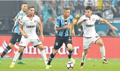  ?? Nelson Almeida/AFP ?? Estratégia gremista será aproveitar espaços deixados pelos argentinos quando saírem para tentar reverter derrota em Porto Alegre