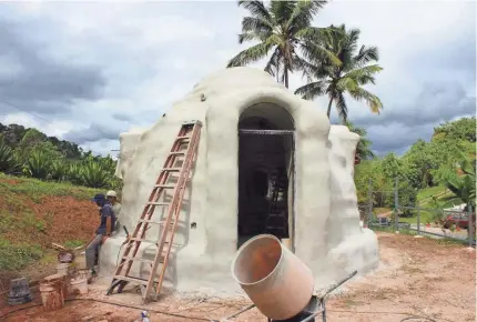  ?? PHOTOS BY CORAL MURPHY-MARCOS ?? A plastered SuperAdobe home in Las Marias, Puerto Rico.