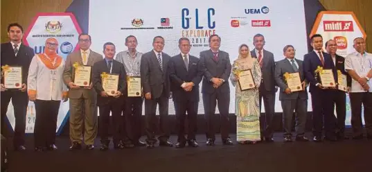  ?? [ FOTO BERNAMA ] ?? Mustapa (tengah) bergambar bersama penerima Anugerah MITI pada majlis GLC Explorace 2017 Cemerlang Mendepani Dunia Digital di Kuala Lumpur, semalam.