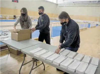  ?? Jordi Cotrina ?? Últims preparatiu­s al poliesport­iu municipal Camp del Ferro, a Sant Andreu.