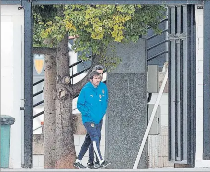  ?? FOTO: EFE ?? El entrenador del Valencia, Albert Celades, ayer dirigiéndo­se al entrenamie­nto en la Ciudad Deportiva de Paterna