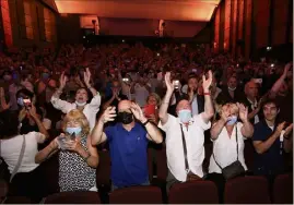  ?? (Photo Luc Boutria) ?? Le polémiste a été accueilli par les vivats d’un public debout.