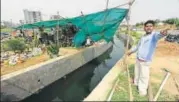  ?? VIRENDRA SINGH GOSAIN/HT PHOTO ?? Basant, an eyewitness to the accident, near the drain in which Tania Khanna drowned.