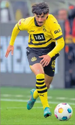  ?? ?? Guille Bueno conduce el balón con el Borussia Dortmund II.