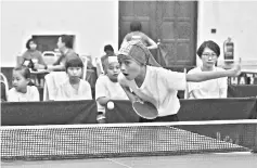  ??  ?? Sabah’s Azza Nuryati Mohamad Noh in action against Kedah in the Girl’s U10 team event. Also in the picture is Sabah coach Ho Lin Na (right).