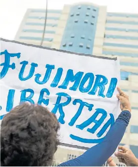  ?? AFP ?? A favor. Una manifestan­te muestra su apoyo en Lima a Fujimori.