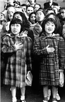  ?? Dorothea Lange/Associated Press ?? Crianças de origem japonesa que foram presas recitam o Juramento de Fidelidade à Bandeira (“Pledge of Allegiance”) em San Francisco no ano de 1942