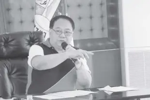  ??  ?? ZAMBALES Gov. Hermogenes Ebdane Jr. is shown in this photo discussing the program to stimulate economic activities, generate jobs and revenue, and ensure food security in the province under the general community quarantine.