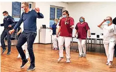  ?? FOTO: ULLA DAHMEN ?? Klinikmita­rbeiter des Lukaskrank­enhauses tanzen zu dem Hit.