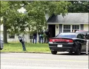  ?? RICHARD PAYERCHIN — THE MORNING JOURNAL ?? Lorain police in standoff at house on Leavitt Road.