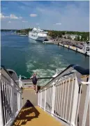  ??  ?? Viking Grace lämnar Mariehamn och styr mot Åbo. I det här smala inloppet fick fartyget en lindrig grundstötn­ing i hårda väderförhå­llanden i november i fjol.