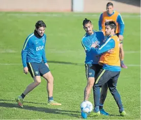  ??  ?? Deja vu. Gago, Pérez, Junior, otra vez a la rutina de entrenamie­ntos.