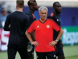  ?? (Reuters) ?? MANCHESTER UNITED manager Jose Mourinho with David De Gea, Paul Pogba and Romelu Lukaku during training, is setting sights on his first Super Cup win.