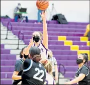  ?? Brad Cochi / Bocopreps.com ?? Boulder’s Ella Bartsch puts up a shot against Mountain Range on Friday at Boulder High.