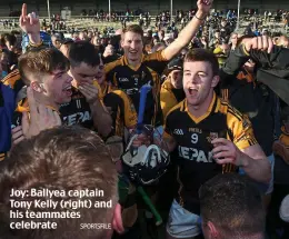  ?? SPORTSFILE ?? Joy: Ballyea captain Tony Kelly (right) and his teammates celebrate