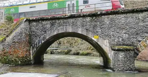  ?? Foto: Frank Weyrich ?? Unter der Eisenbahn hindurch im Überschwem­mungsgebie­t soll der Radweg verlaufen.