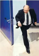  ?? Foto: AFP / John MacDougall ?? ... SPD-Chef Martin Schulz zugehen – und umgekehrt.