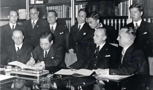  ??  ?? CONTRA EL COMUNISMO. Arriba, la firma del Pacto Antikomint­ern en Berlín, el 25 de noviembre de 1936. Lo sellaron Alemania y Japón contra la URSS y sus aliados. A la derecha del embajador Mushakoji, el ministro de Exteriores nazi, Von Ribbentrop.