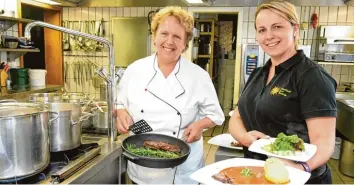  ?? Fotos: Bernhard Weizenegge­r, Franz Nosalski, Kathrin Zahler, Michael Blum ?? Haben viel Erfahrung in der Gastronomi­e: Ingrid (l.) und Bettina Osterlehne­r vom „Gasthof zur Sonne“in Röfingen. Das Wirtshaus wurde nun von Markus Söder ausgezeich­net.