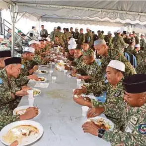  ??  ?? Pasukan pengaman MALBATT 850-6 menikmati jamuan di Kem Ma'rakan dan Kem Tibinin, Lubnan selepas melaksanak­an ibadah korban, semalam.