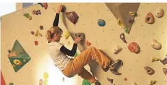  ?? FOTO: HALLE MENSCH ?? Beim Boulder klettert man ohne Sicherung, dafür nicht sehr hoch. Trotzdem sind viele der Wände eine echter Herausford­erung.