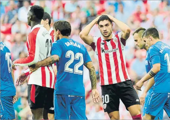  ?? FOTO: JUAN ECHEVERRÍA ?? Casi lo borda El debutante Unai Núñez se lamenta tras rematar fuera de cabeza una falta servida por Beñat en el descuento del partido del domingo ante el Getafe