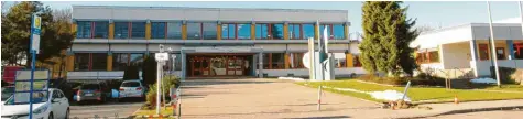  ??  ?? So sieht die Mittelschu­le Aindling heute noch aus. Bis September 2022 soll das Gebäude erweitert und saniert sein.
