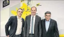  ?? FOTO: EUSKADI MURIAS ?? En la presentaci­ón Jon Odriozola y rancis Lafargue posan con Christian Prudhomme