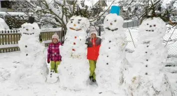  ??  ?? Katharina, 9, und Franziska, 5, haben diese Schneemann­familie in ihrem Garten in Aindling gebaut.