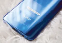  ??  ?? Hue got it: One of Honor 10's key features is the color-shiftng back cover.