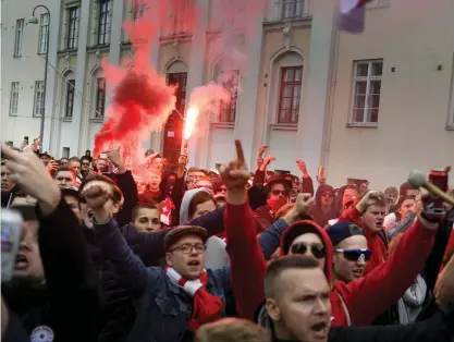  ?? FOTO: LEHTIKUVA/MARTTI KAINULAINE­N ?? KLACKEN. HIFK behöver allt stöd laget kan få under hösten.