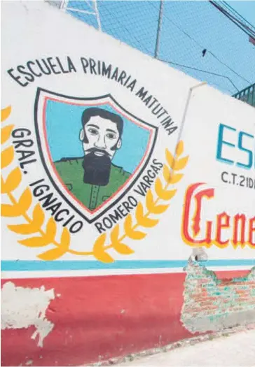  ??  ?? A escasos días del reinicio de clases presencial­es, la primaria General Ignacio Romero Vargas, en Puebla, sigue con la barda perimetral colapsada