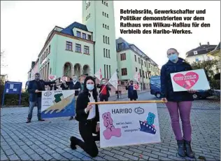  ??  ?? Betriebsrä­te, Gewerkscha­fter und Politiker demonstrie­rten vor dem Rathaus von Wilkau-Haßlau für den Verbleib des Haribo-Werkes.