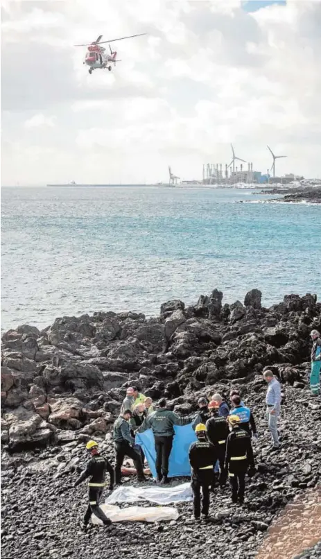  ??  ?? Los cadáveres rescatados de la patera en la playa Bastián de Costa Teguise, en Lanzarote
