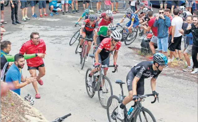  ??  ?? LA SUBIDA DEL DÍA. Alberto Contador, Fabio Aru, Nicolas Roche, Michael Woods, David de la Cruz... El grupo de los favoritos de la Vuelta se midió en el Collado Bermejo.