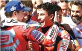  ?? GOLD AND GOOSE/LAT IMAGES ?? MANTAN RIVAL: Jorge Lorenzo (kiri) dan Marc Marquez setelah berlomba di Sirkuit Jerez, Spanyol, tahun lalu. Mulai tahun depan, keduanya satu tim di Repsol Honda.