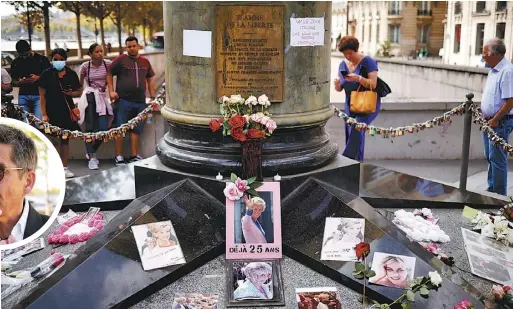  ?? ?? 黛安娜王妃在巴黎車禍­身亡25年後，民眾在現場獻上鮮花和­卡片懷念。
（美聯社）