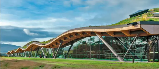  ??  ?? The Macallan eröffnete 2018 ein neues, futuristis­ch anmutendes Brennereig­ebäude.